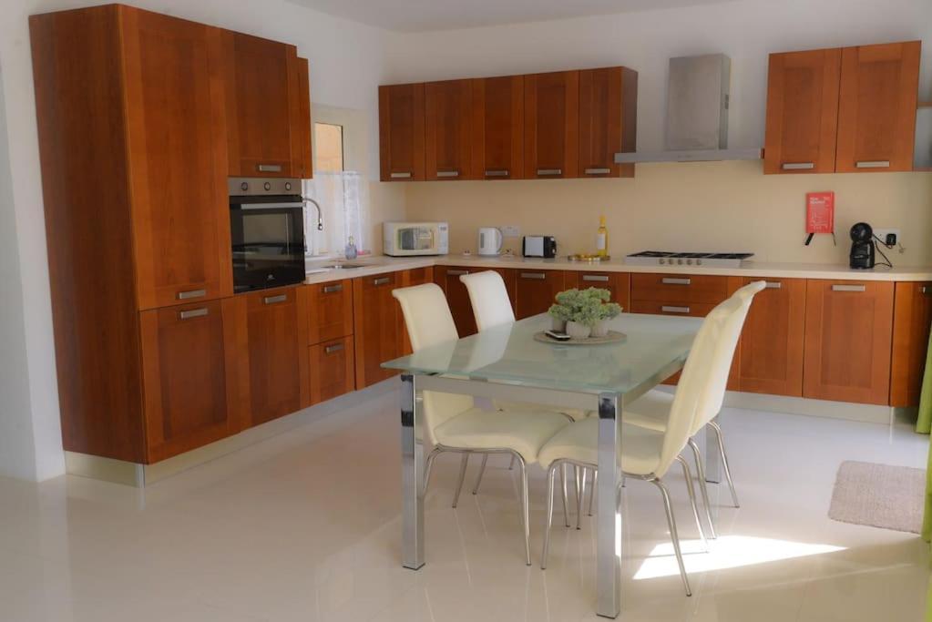 Seafront Duplex Penthouse With Terrace Overlooking Xlendi Bay Esterno foto